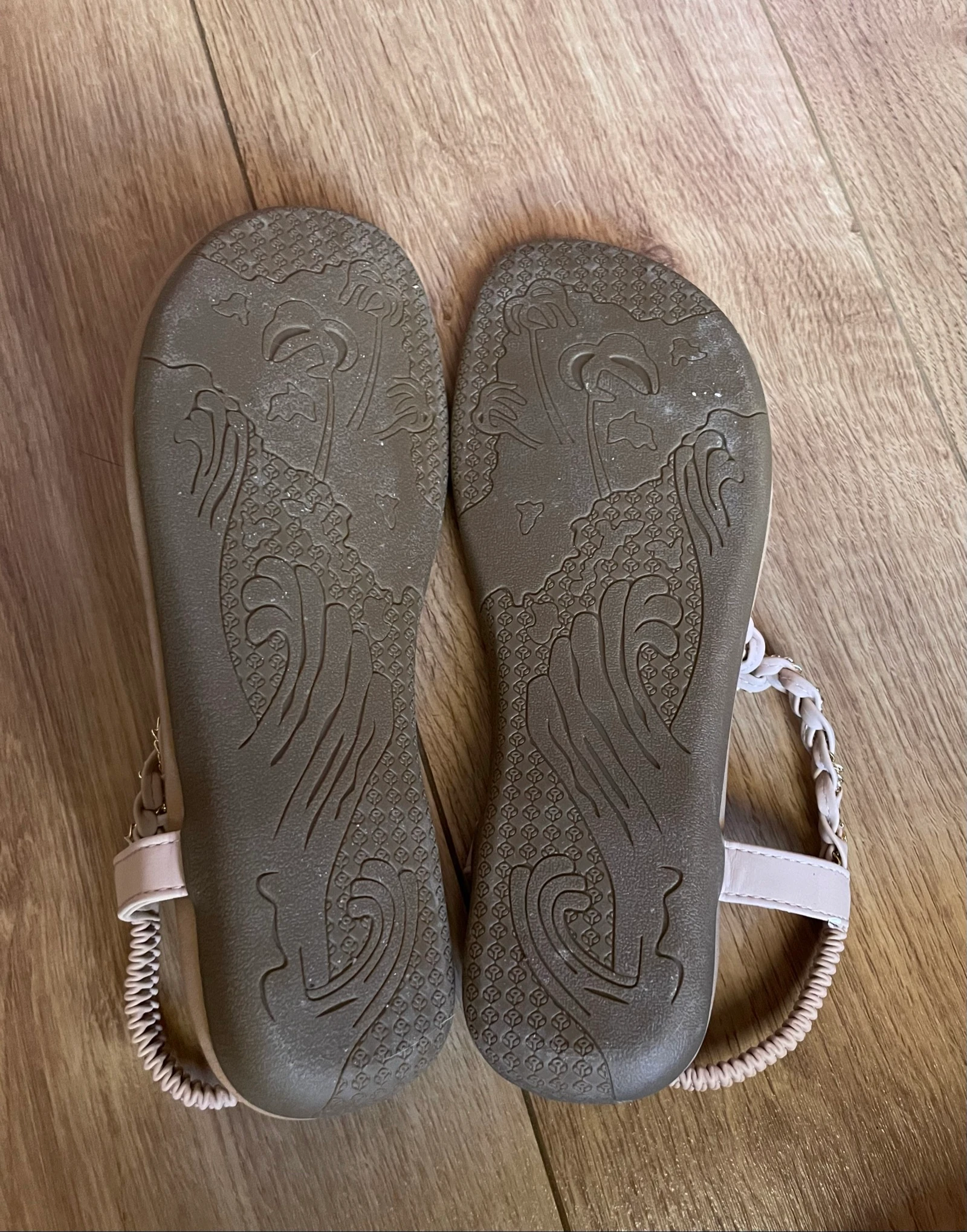 Sandália plana com detalhes dourados tamanho 38 – photo 8